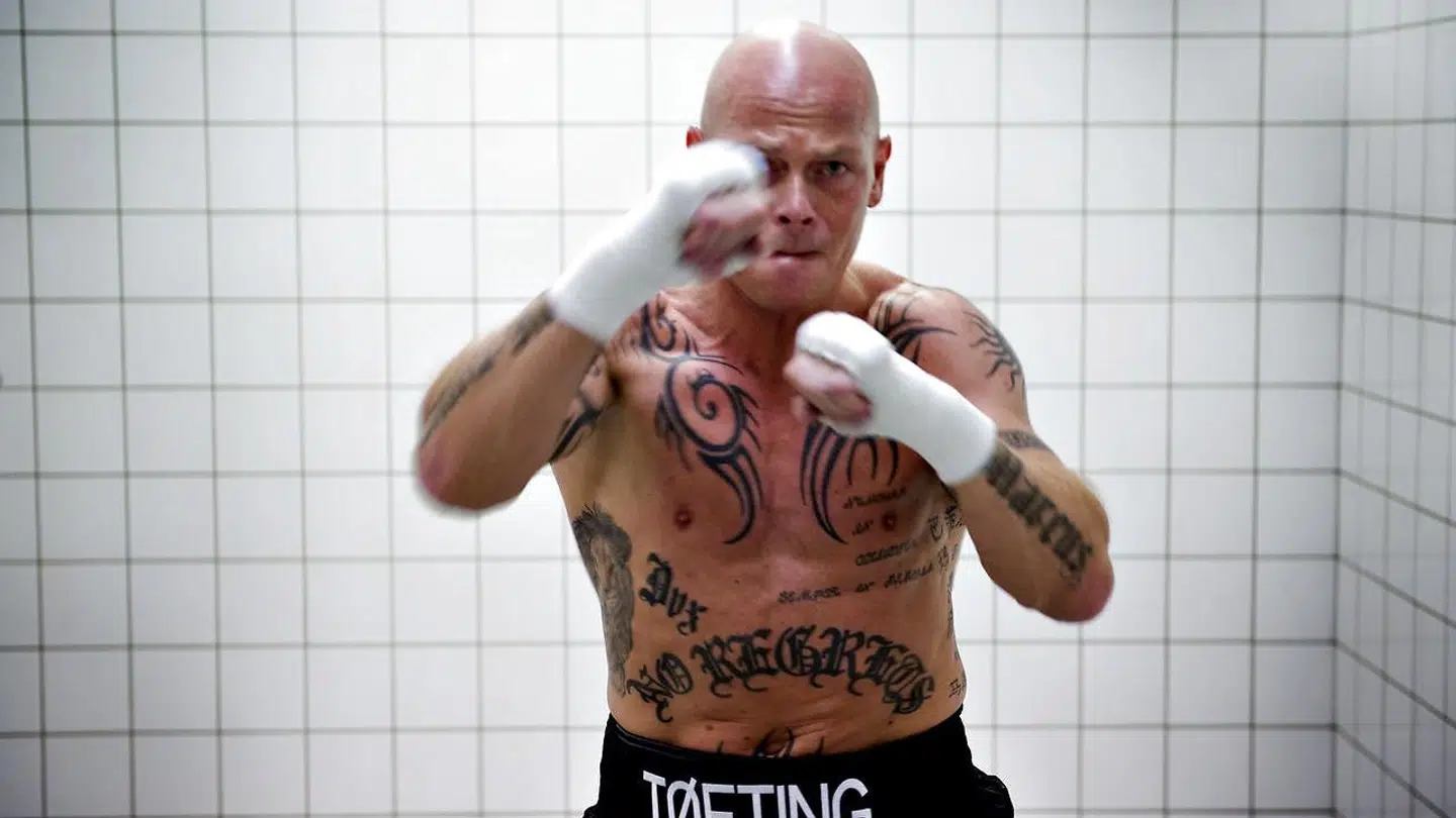 Stig Tøfting har tatoveret 'No Regrets' henover sin mave. Hans selvbiografi bærer samme navn, og det gør det kommende teaterstykke om hans liv også.