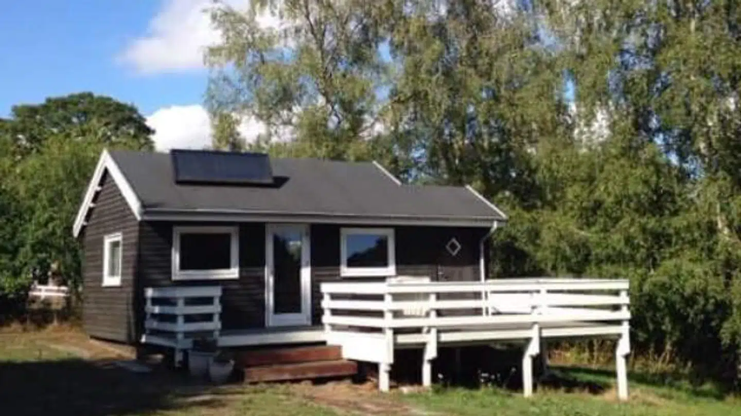 Det var i dette sommerhus, ulykken skete. Døren til badeværelset er længst til højre med en lille rude i.