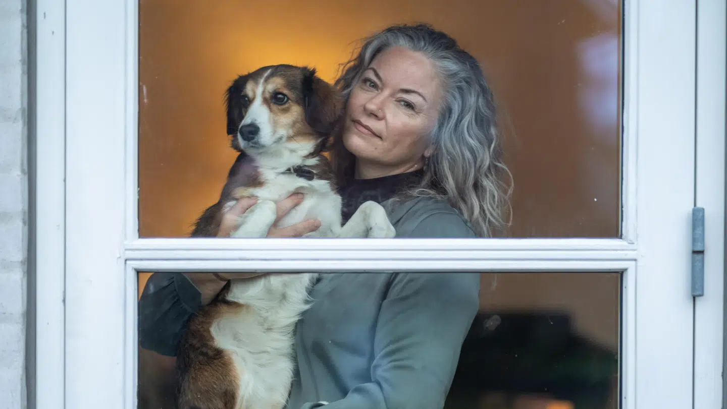 Hunden Ayo var med Tine Bay i sommerhuset, den dag hun blev ramt af gaseksplosionen. I starten kunne hunden ikke kende hende igen på sygehuset, fordi hun lugtede brændt og så anderledes ud.