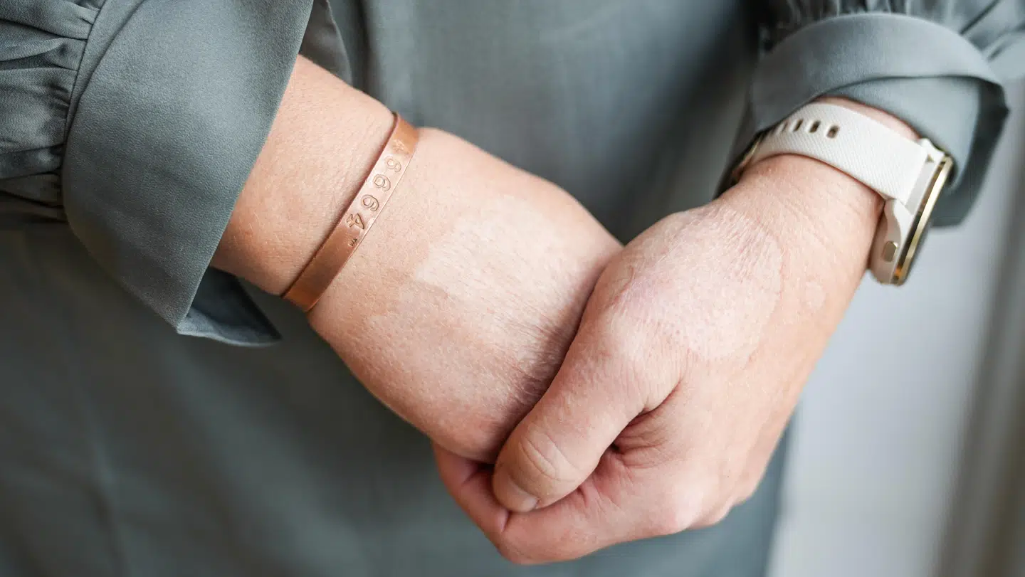 På Tina Bays armbånd står Nelson Mandelas fangenummer. Det går hun med dagligt.