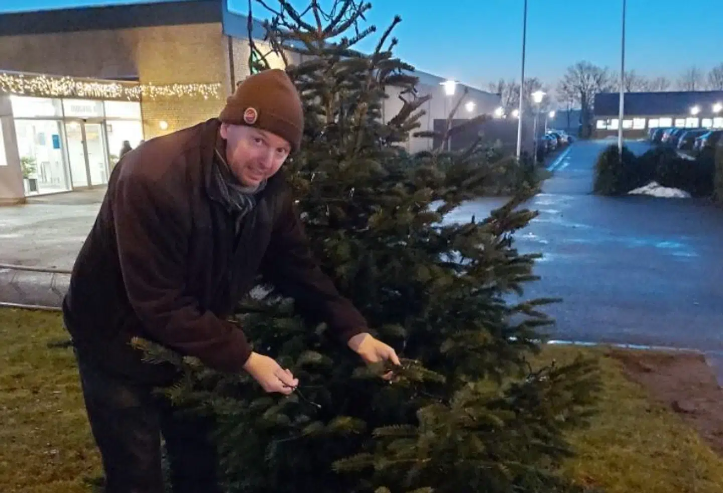 Ove Sørensen og en af de overklippede lyskæder.