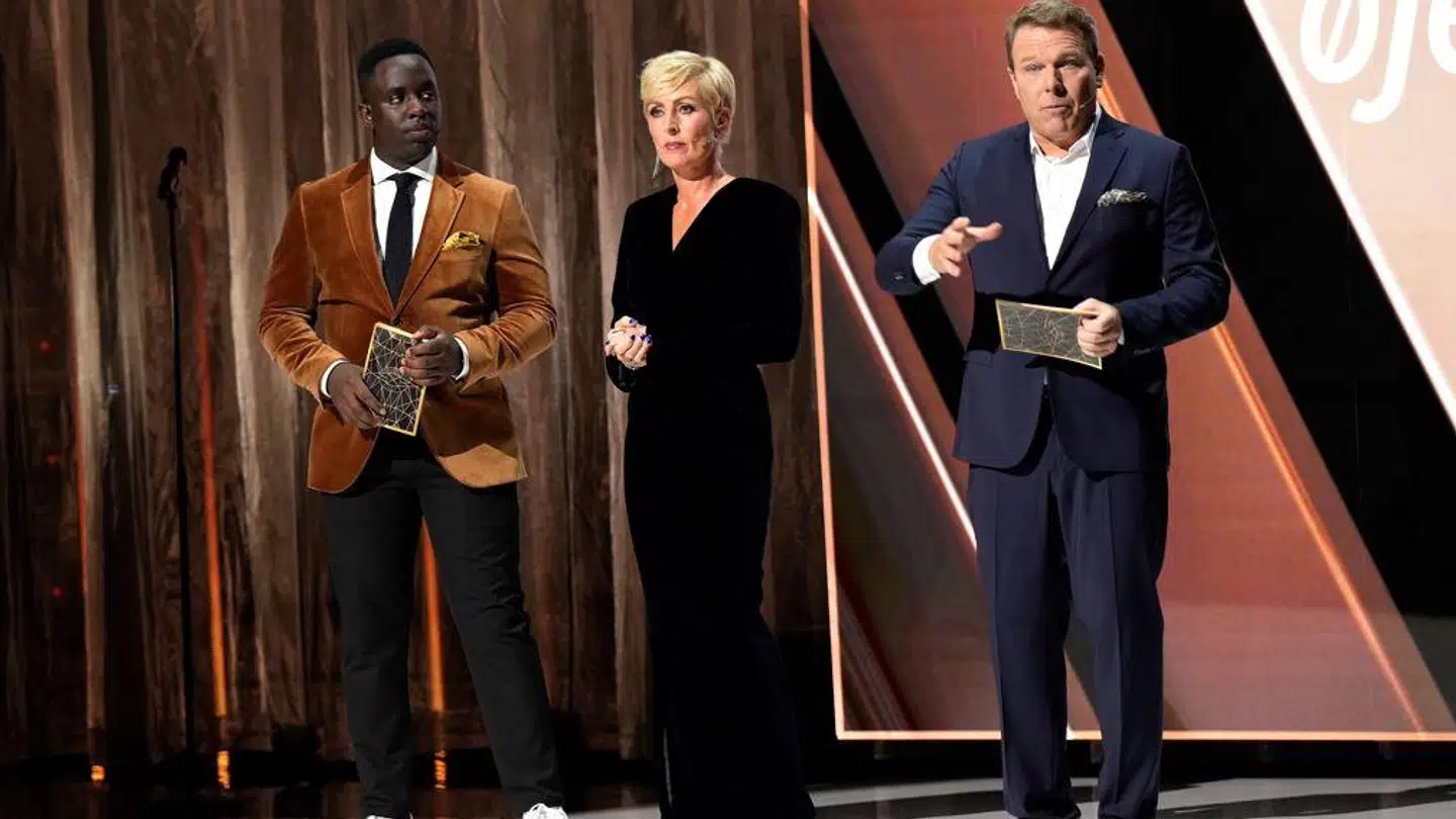 Melvin Kakooza, Cecilie Beck og Mikkel Beha Erichsen er værter ved 'De største øjeblikke' på TV 2 den 30. december.