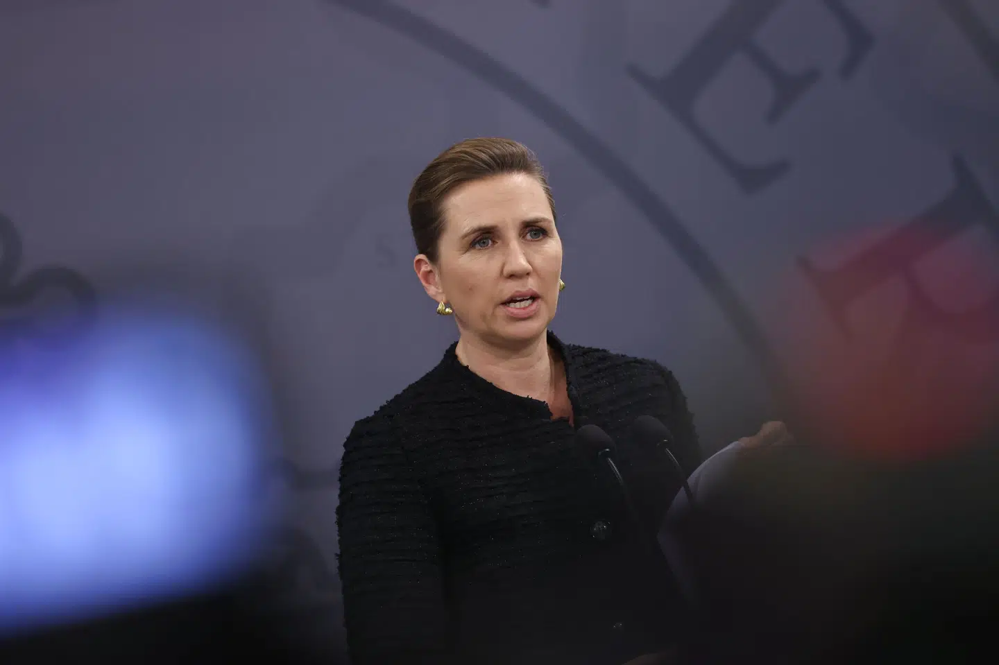 Statsminister Mette Frederiksen (S) anbefaler yderligere restriktioner for at bremse coronasmitten. Olafur Steinar Gestsson/Ritzau Scanpix