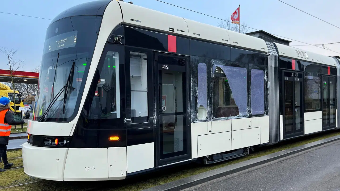 Fredag formiddag var et letbanetog involveret i et trafikuheld med en lastbil. Hverken lastbilchauffør eller letbanefører kom noget til. Foto: Odense Letbane