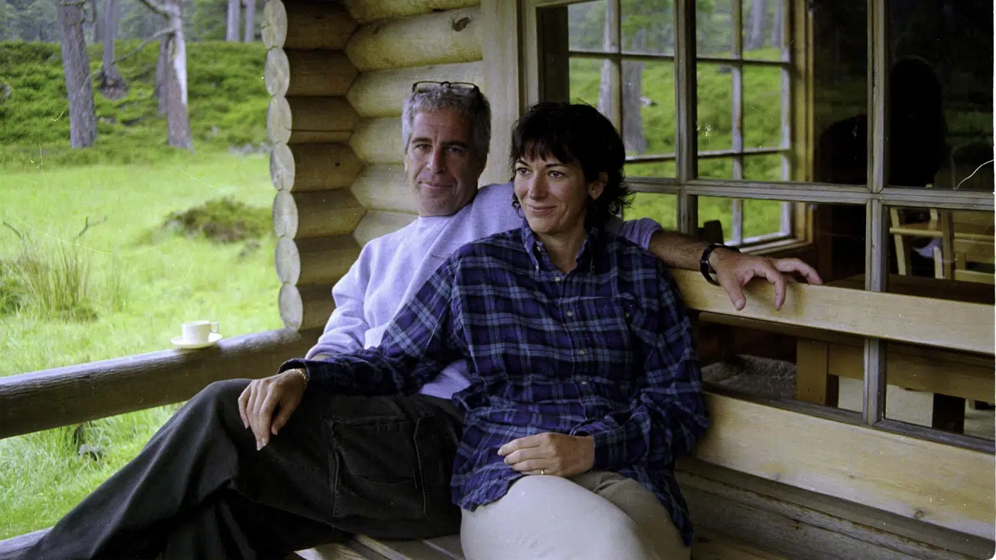 Det er dette billede af Ghislaine Maxwell med Jeffrey Epstein, der ifølge britiske medier er taget uden for en jagthytte tilhørende slottet Balmoral.