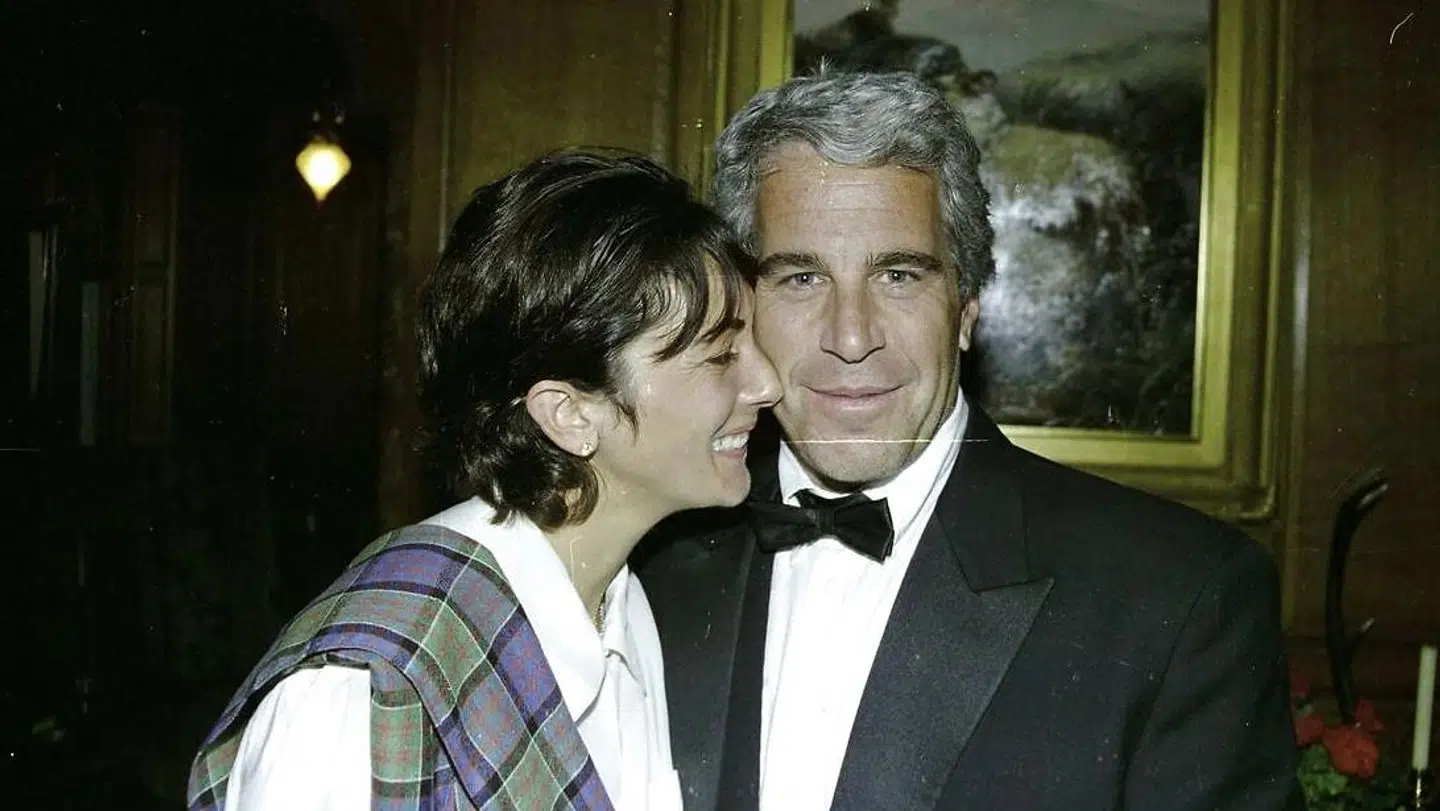 Flere af billederne fra retten viste en tæt relation mellem Ghislaine Maxwell og Jeffrey Epstein.