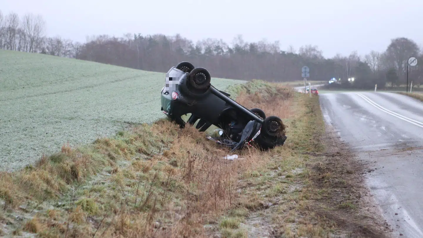 En bil er endt på hovedet, da vejene er meget glatte.