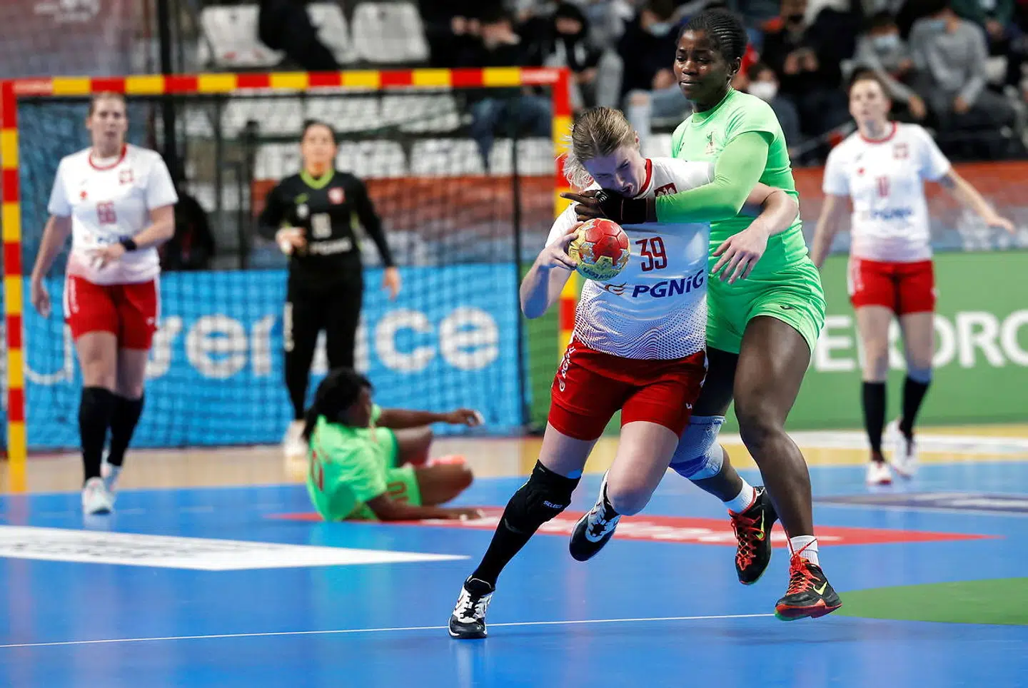 Cameroun har mistet fire spillere under VM-slutrunden, der er forsvundet. Her ses de (i grønt) i en kamp mod Polen.