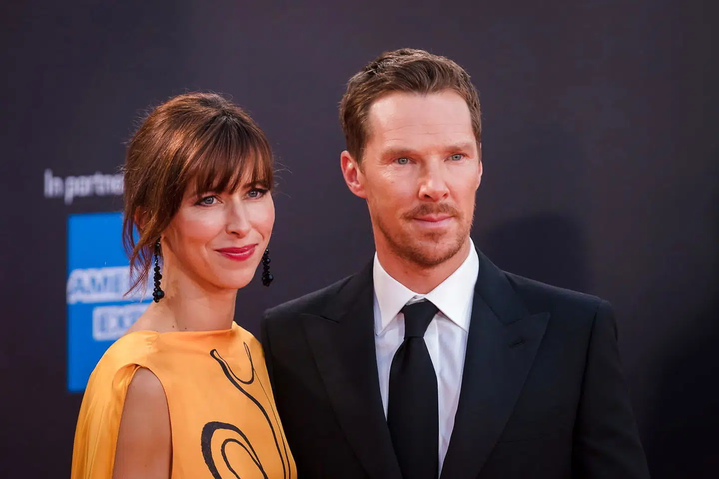 Benedict Cumberbatch med sin kone, Sophie Hunter, på den røde løber i oktober måned. Foto EPA/VICKIE FLORES.