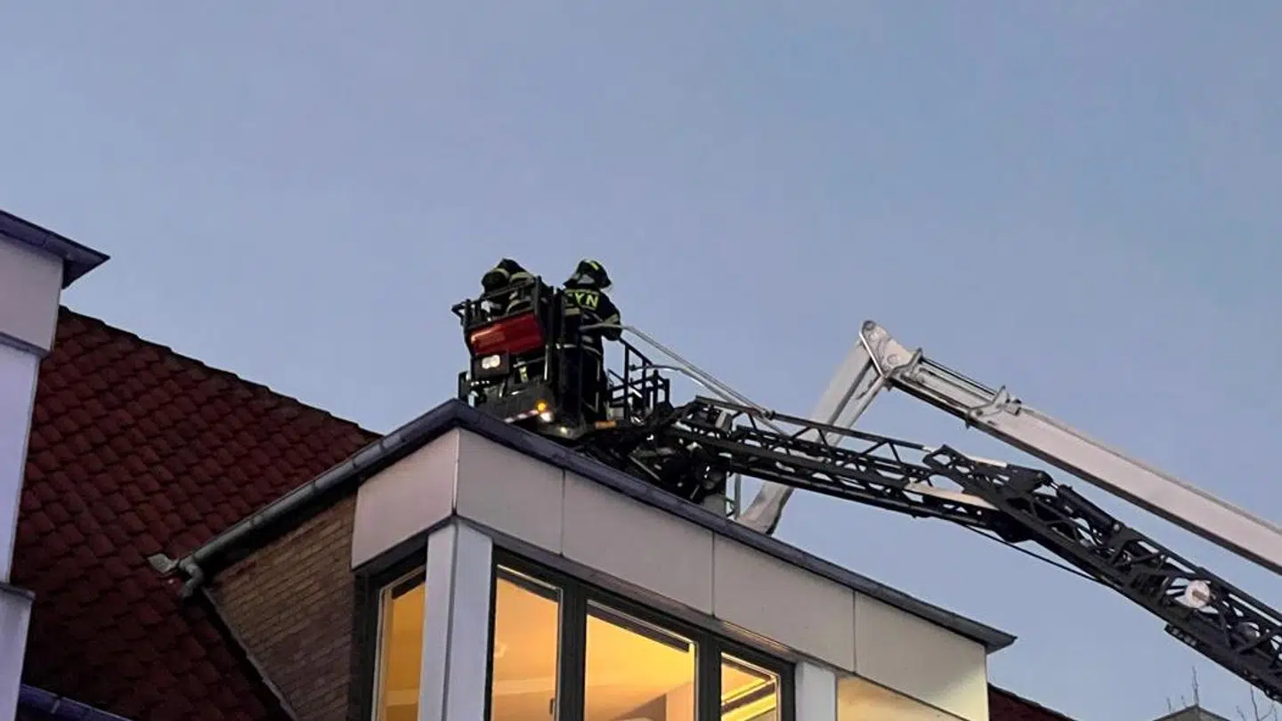 Beredskabet måtte træde til for at hjælp to håndværkere ned fra et tag på en bygning i Odense. Foto: Presse-fotos.dk.