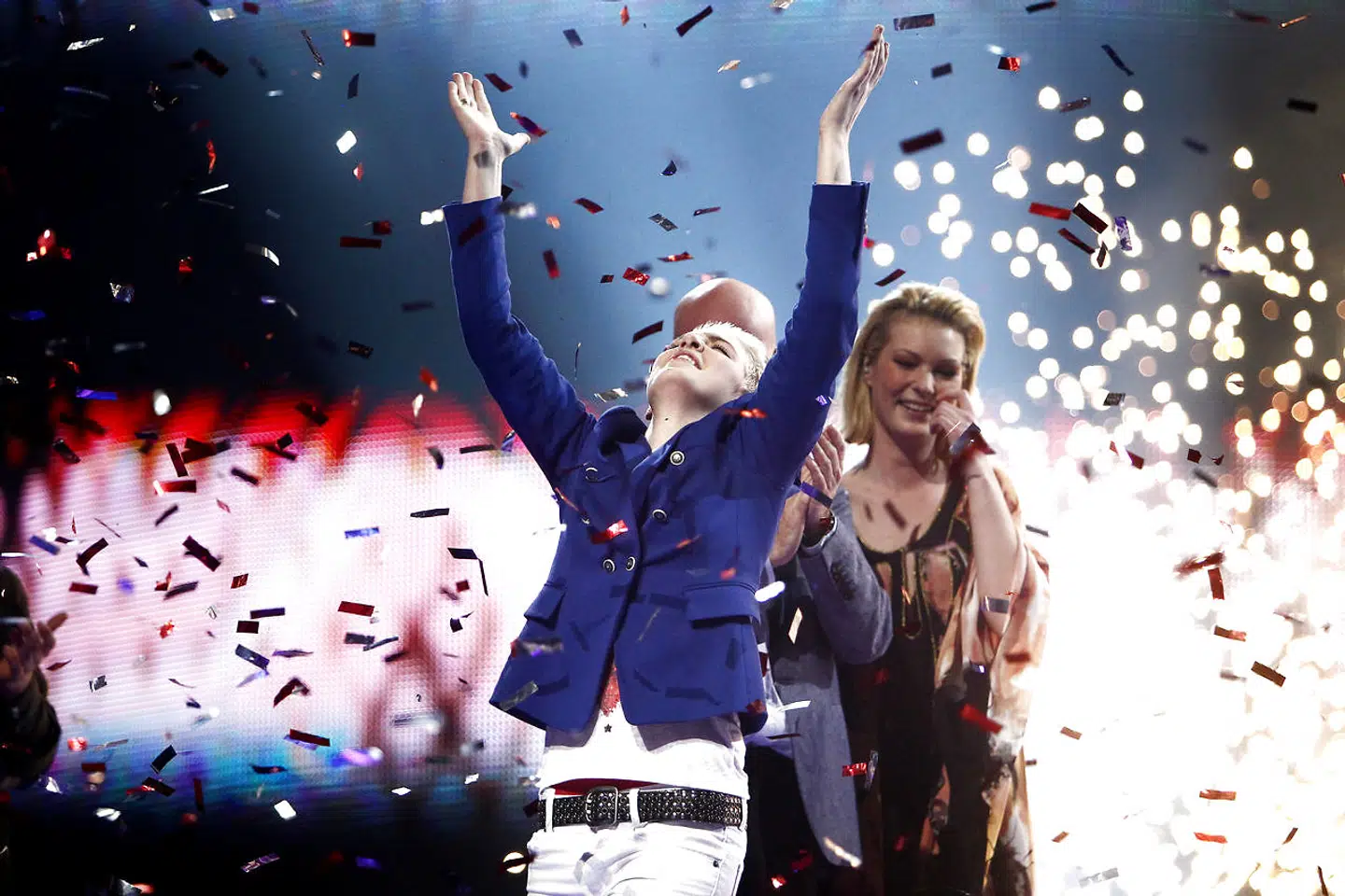 Sarah midt i konfettiregnen på 'X Factor'-scenen.