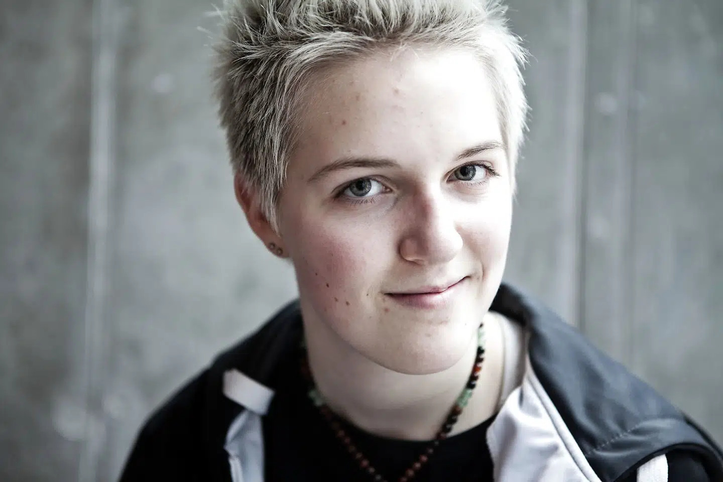 Sarah var kun 15, da hun stillede op i 'X Factor'. Og kunne slet ikke sige fra over for de voksnes krav.
