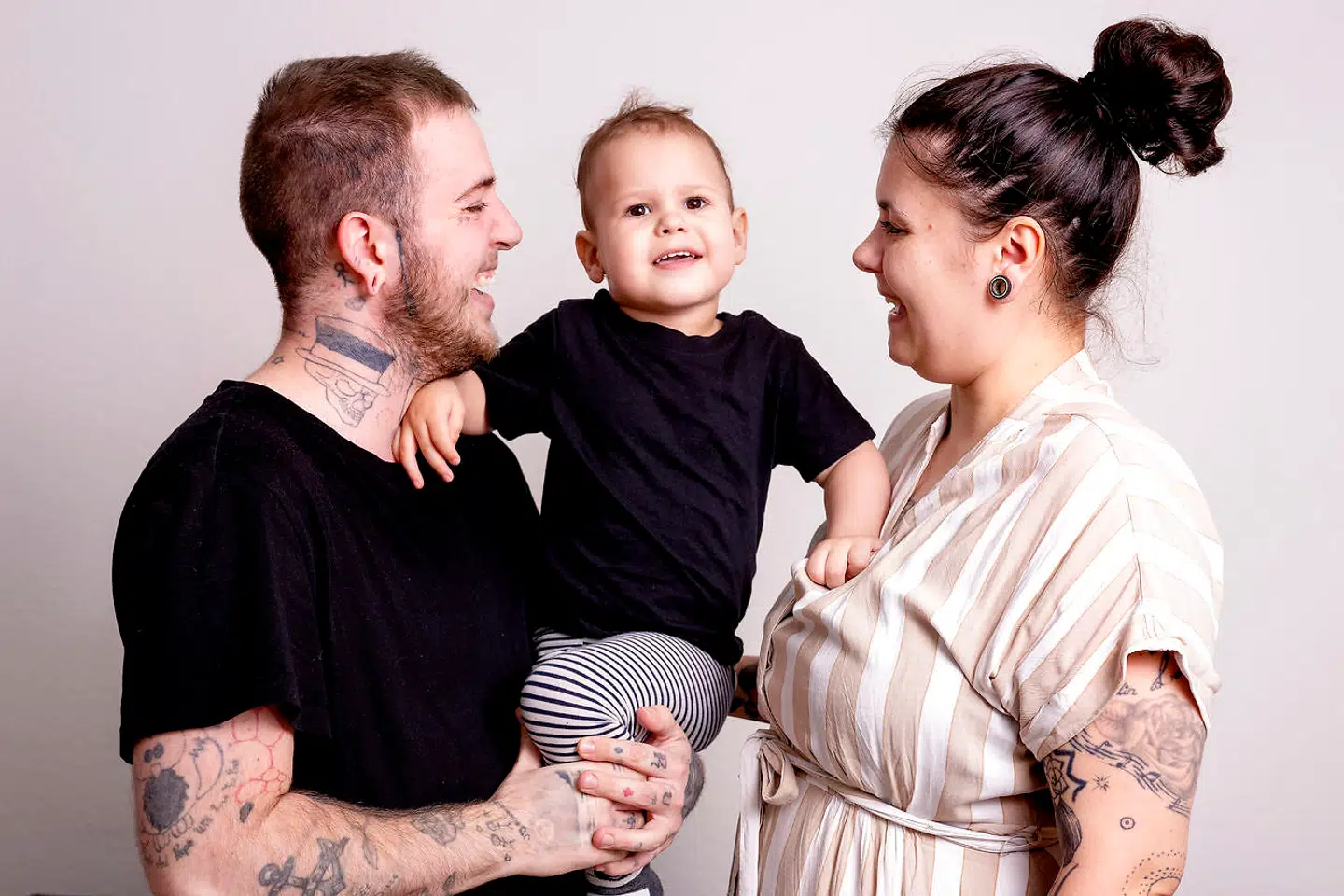 Noah Skaalum med sin kone, Sika, og deres søn Elion på to år.