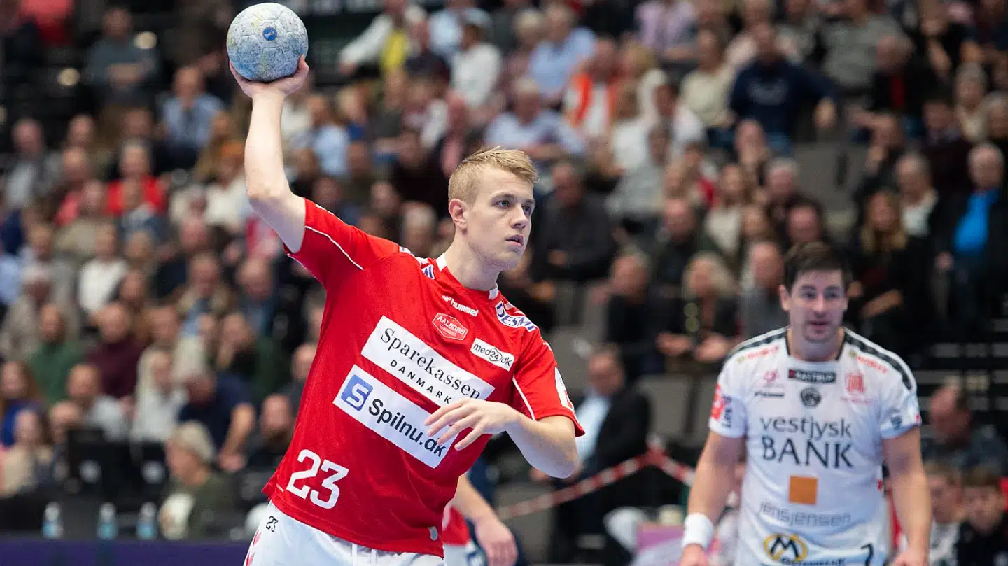 Rekordspilleren Buster Juul trækker i den røde trøje for 10. sæson for Aalborg Håndbold. Den populære venstrefløjsprofil har forlænget med klubben indtil 2024.