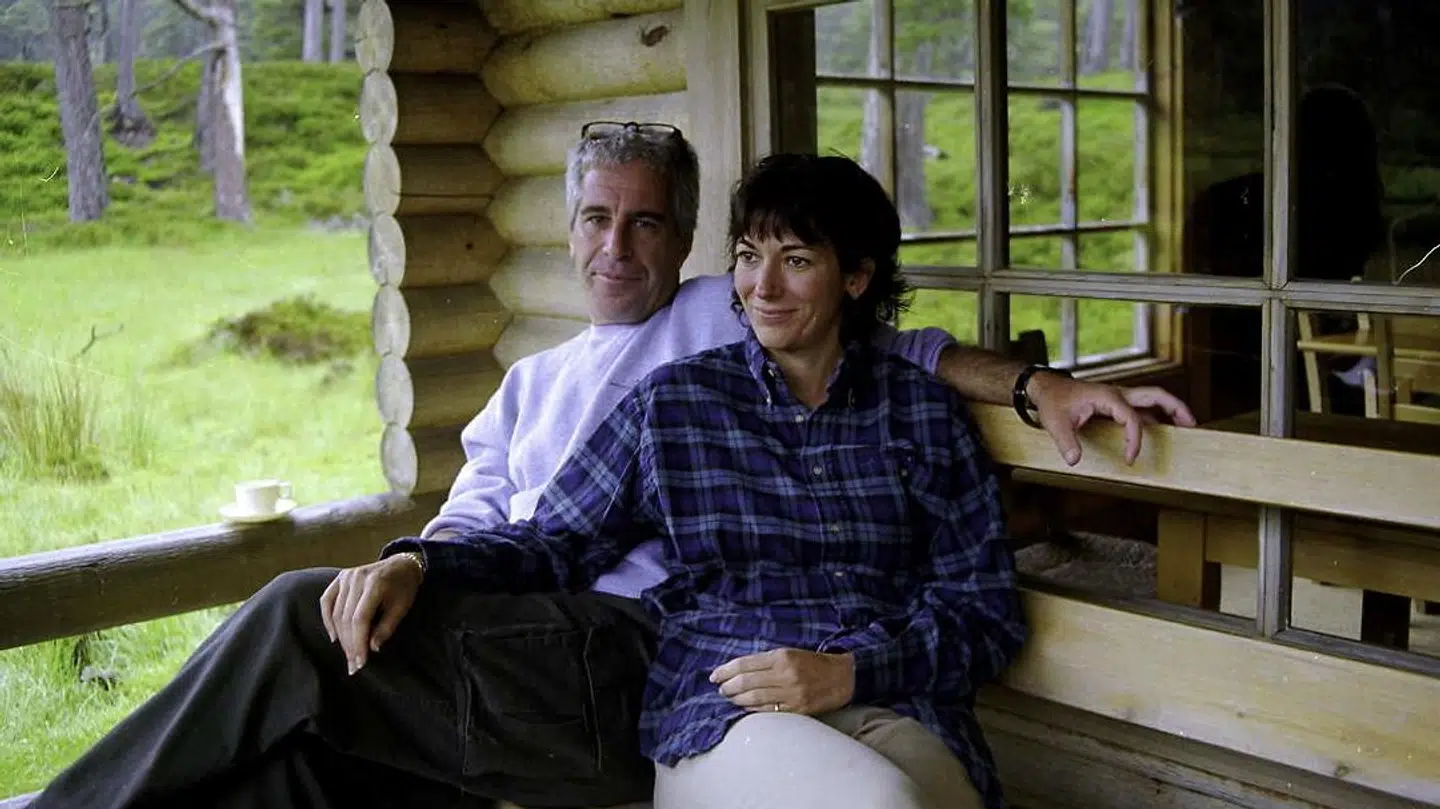 Også i sidste uge kom der oplysninger frem, der belastede prins Andrew. Blandt andte blev det her billede af Jeffrey Epstein og Ghislaine Maxwell vist i retten. På billedet sidder parret på en jagthytte på dronning Elizabeths skotske slot Balmoral.