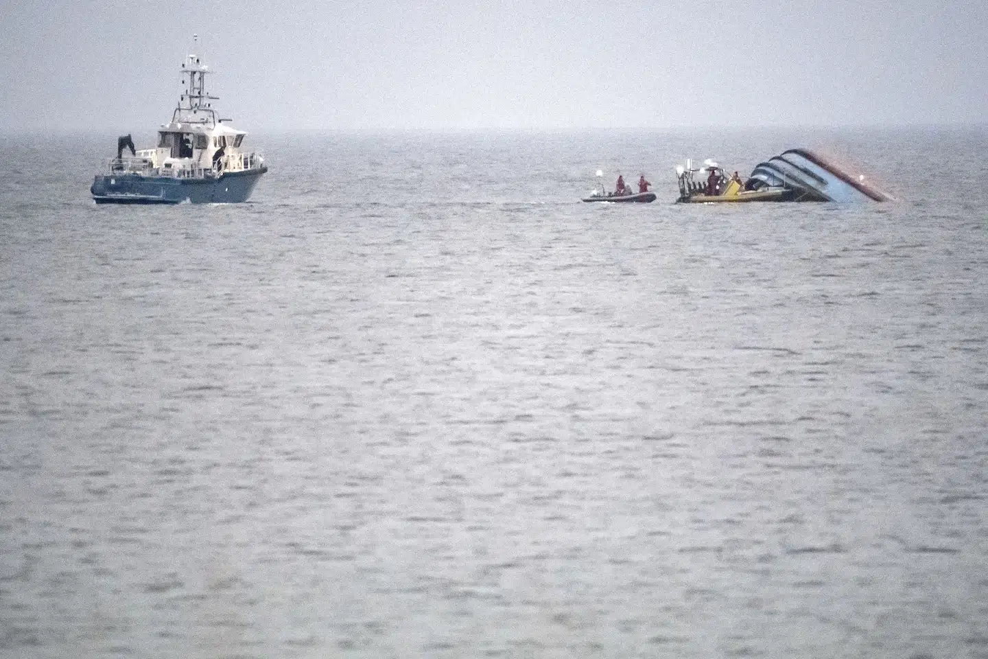 Efter to skibe kolliderede i Østersøen i december begyndte det danske skib Karin Høj at lække olie og synke.