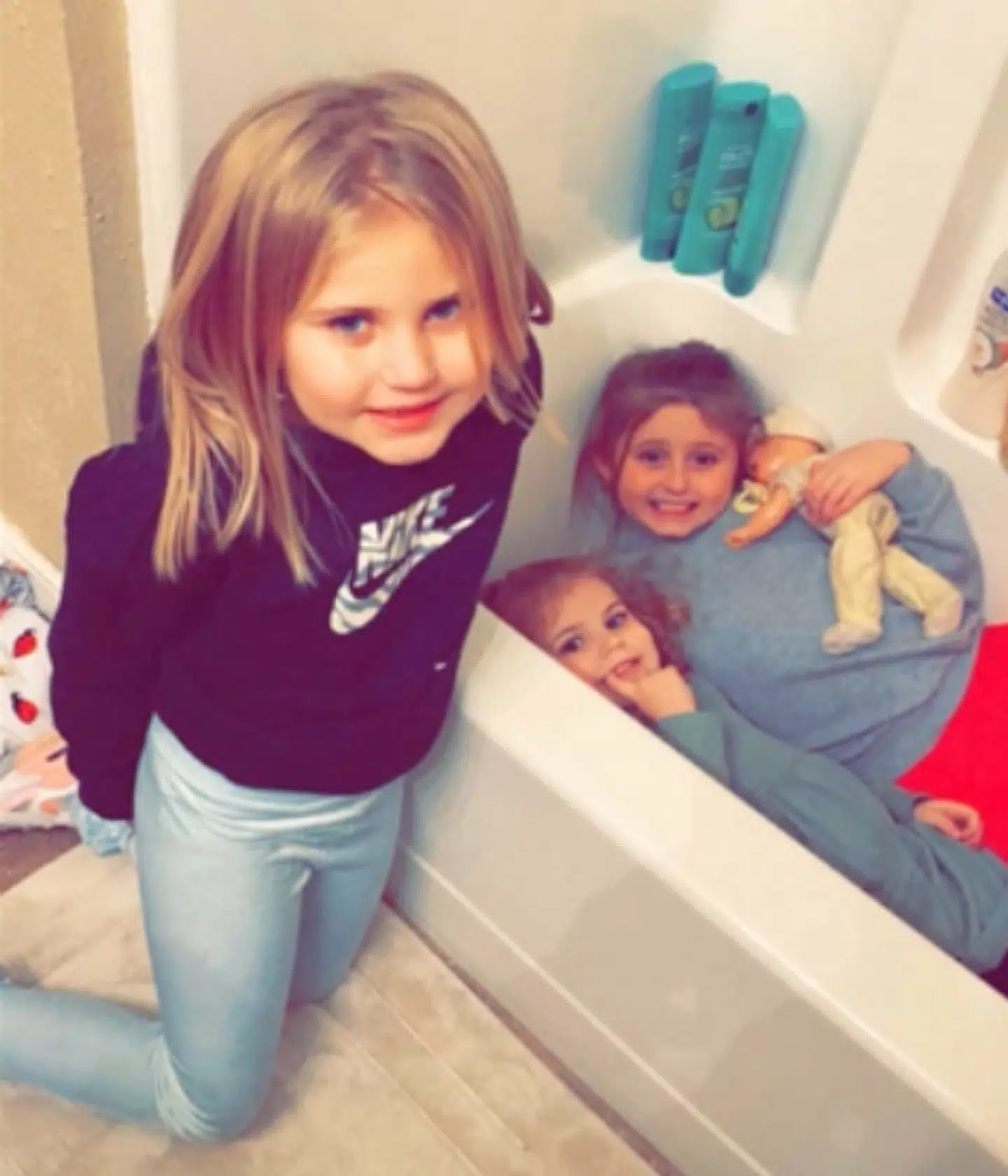 Her kan man se 9-årige Annistyn i forgrunden. Bag hende er hendes søstre. Billedet er taget 15 minutter før, hun bliver slået ihjel i en tornado.