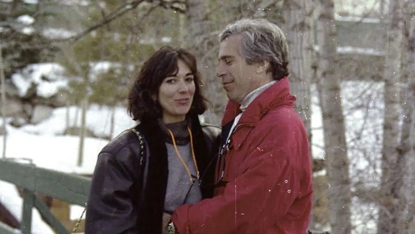 Anklagermyndigheden har fremlagt flere billeder, der beviser, at Ghislaine Maxwell og Epstein havde et meget tæt kærestelignende forhold.