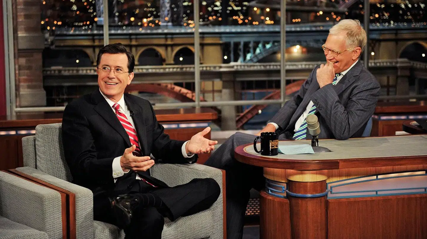 Talkshowværten Stephen Colbert som den kendte gæst i David Lettermans talkshow 'The Late Show' i 2012. Stephen Colbert skulle nemlig overtage CBS-formatet fra den pensionerede talkshowvært.