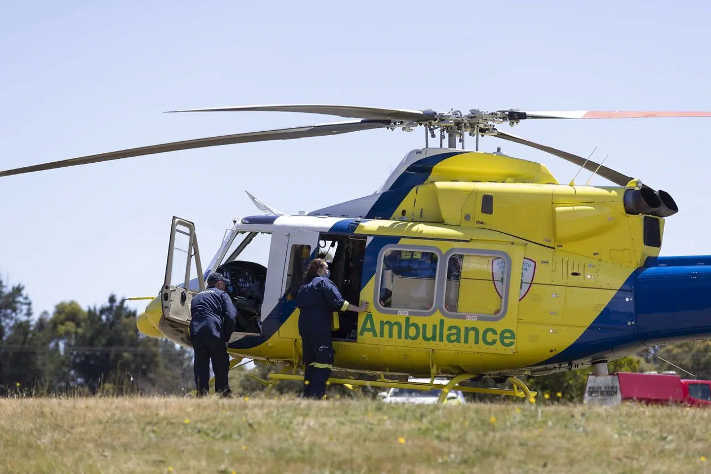 En helikopter har fløjet de tilskadekomne til hospitalet.