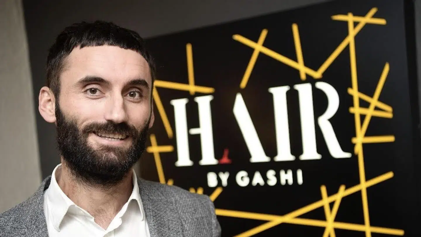 Hos Hair By Gashi i Aalborg kan udsatte borgere få en gratis klipning 24. december foruden lidt at spise og tøj.