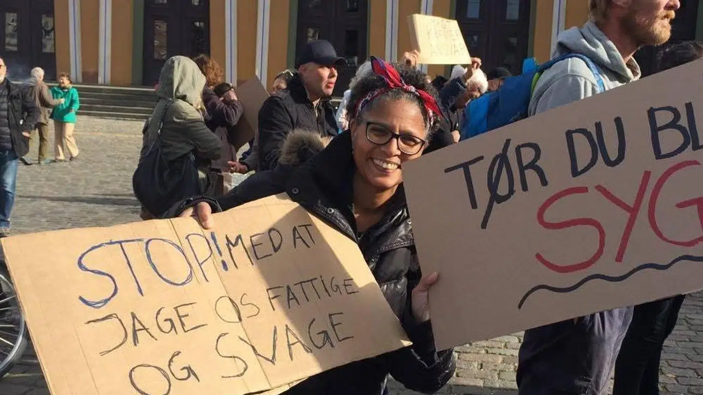 Rebekka Wiah fra Vesterbro lånte en bog på kommunens bibliotek. Det skulle vise sig at blive en dyr læseoplevelse. Godt nok er billedet af hende her taget i en anden sammenhæng ved en tidligere demonstration. Foto: Privatfoto