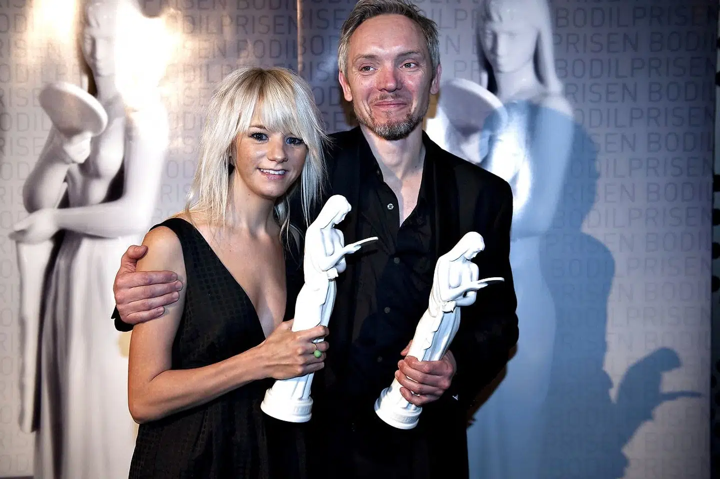 Skuespillerne Pernille Vallentin og Jens Andersen modtager en Bodil for h.h.v. bedste kvindelige og mandlige birolle i filmen