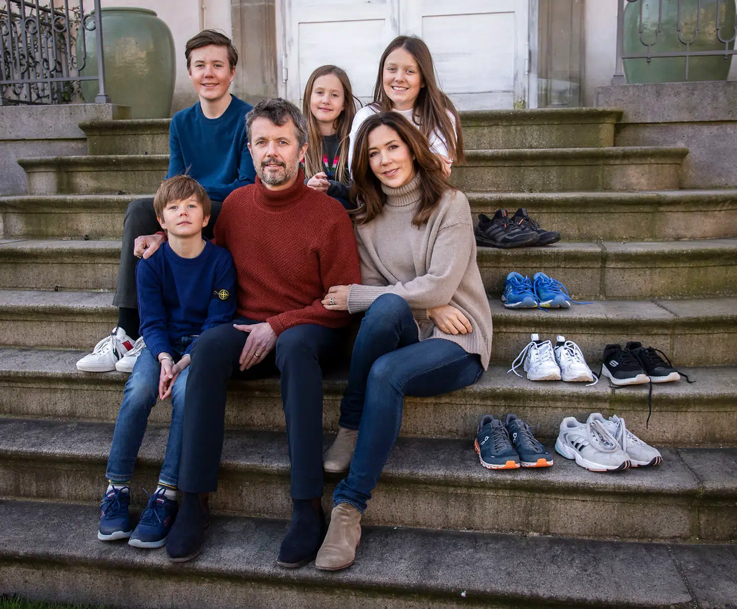 Prins Vincent, Kronprins Frederik, Kronprinsesse Mary, Prins Christian, Prinsesse Josephine og Prinsesse Isabella i forbindelse med at Royal Run blev udsat på grund af corona. Foto: Kongehuset.