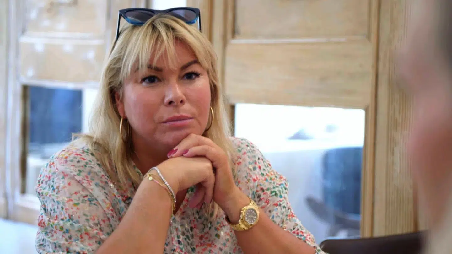 Karina von d'Ahé har trukket sig fra 'Forsidefruer' på grund af alt dramaet og iscenesættelsen. Her forsøger hun at mægle med Janni Ree i den seneste og tiende sæson af programmet.