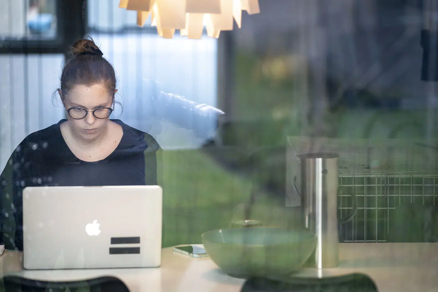 Hvis man arbejder hjemme mere end en dag om ugen, er der nogle krav til udstyr, som skal opfyldes - herunder en ekstern skærm. (Arkivfoto) Mads Claus Rasmussen/Ritzau Scanpix