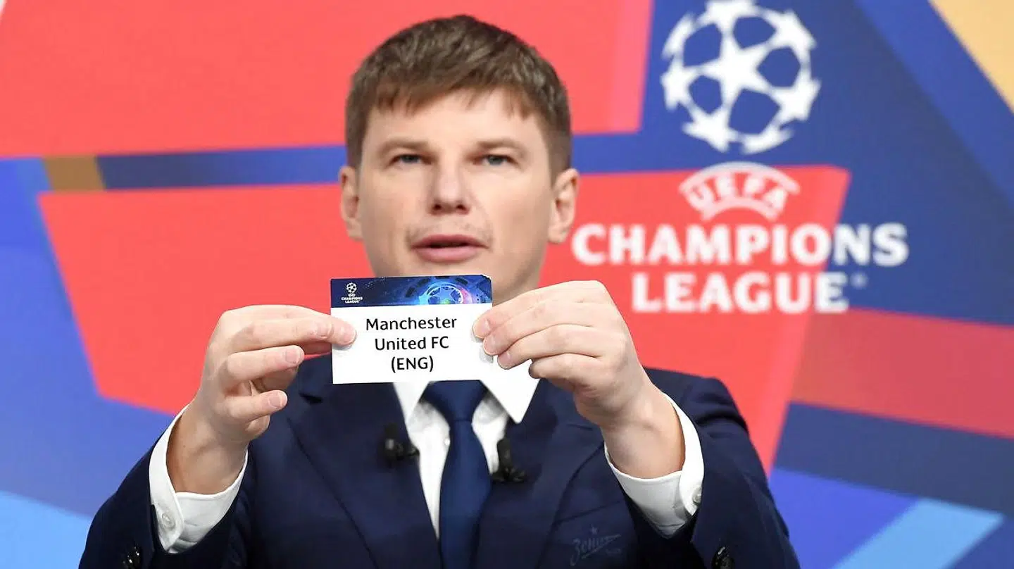 Det var den tidligere Arsenal-spiller Andrey Arshavin, der trak Manchester United op af bowlen.