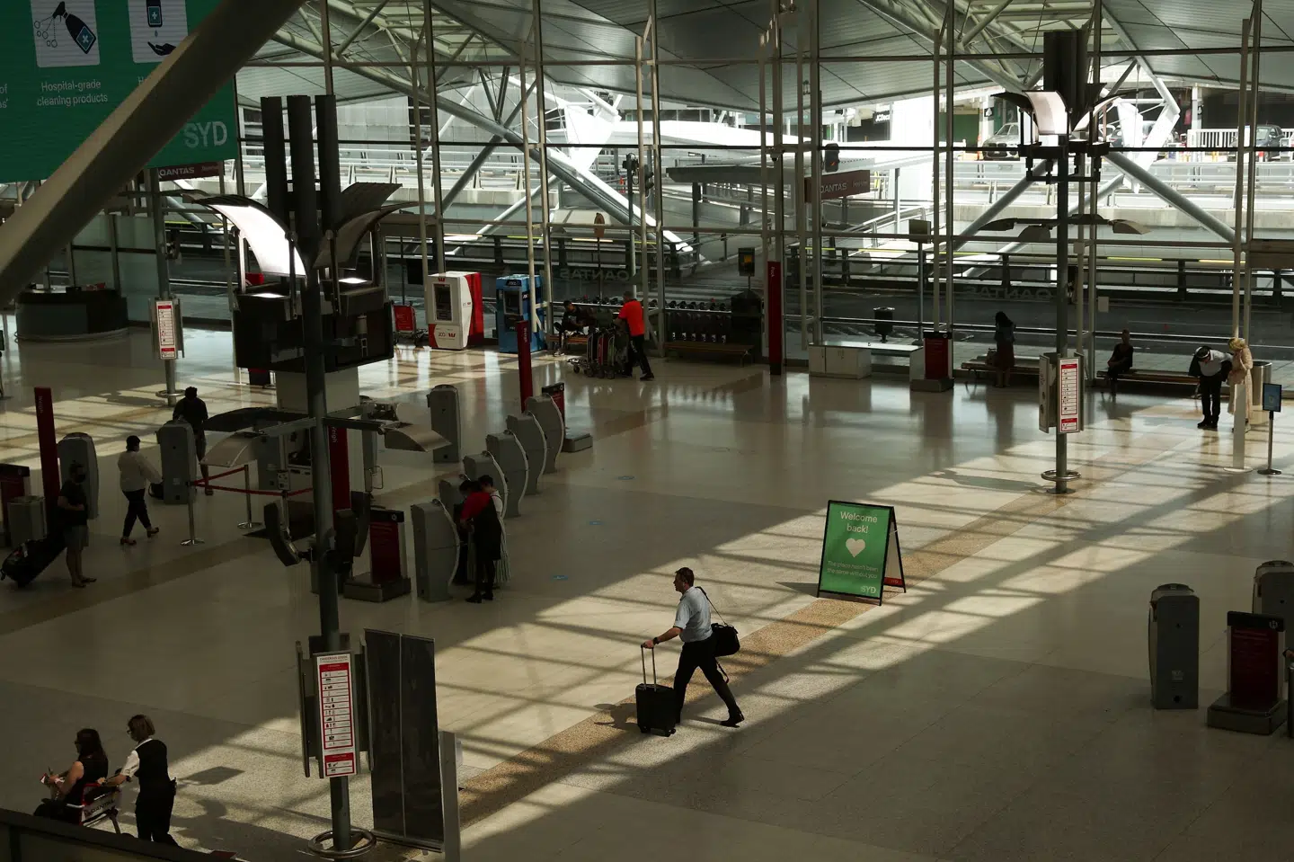 Australien har genåbnet sine grænser for uddannede udlændinge og udenlandske studerende. Landet lukkede sin grænser tilbage i marts 2020 - i begyndelsen af coronapandemien. Billedet er fra Sydney Airport i november 2020. Loren Elliott/Reuters