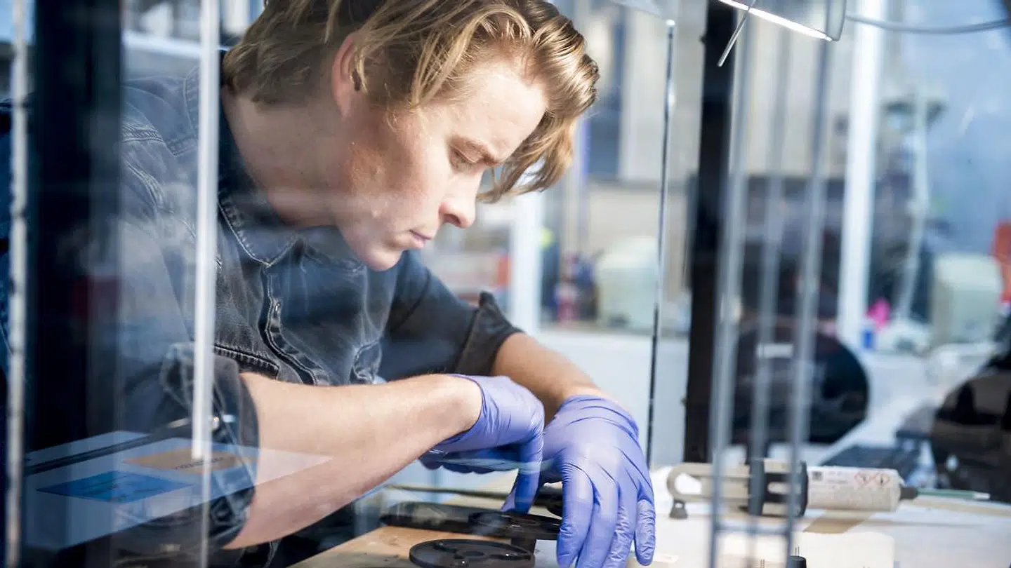 3Shape, der laver scannere og software til tandlægeindustrien, har i løbet af en håndfuld år vokset sig op i den øverste erhvervsliga og katapulteret de to stiftere op blandt landets rigeste. Nu har de fået en investor.