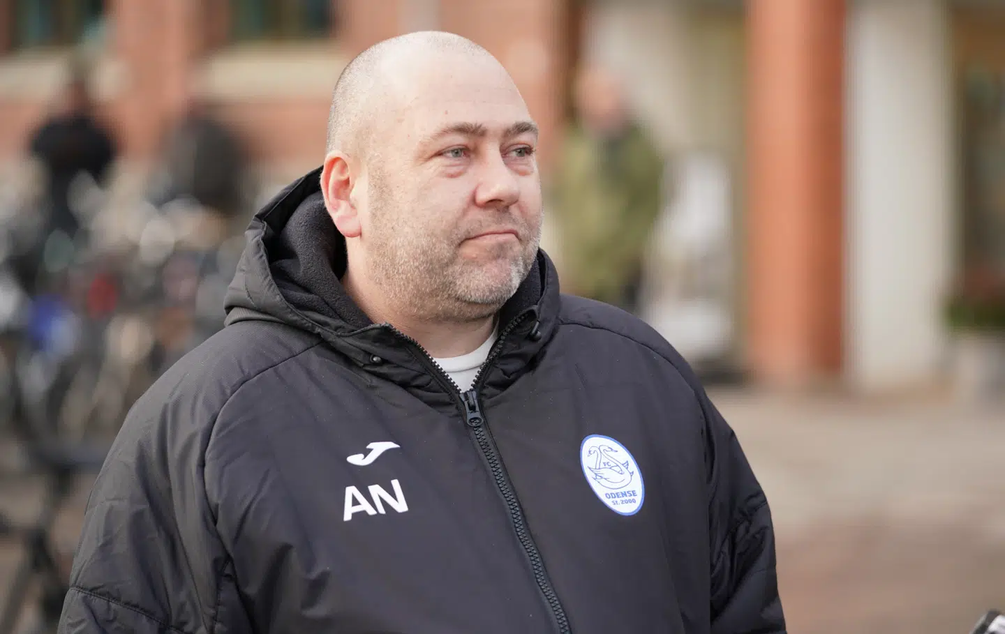 Allan Nielsen er idémand til et banner, hvor han og andre fans hylder Lars Høghs hustru, Tine.