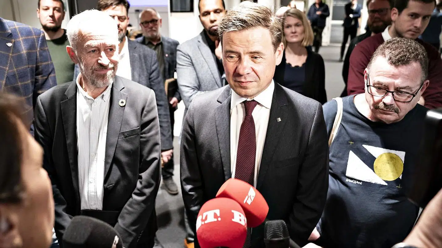 Aalborg Kommunes borgmester Thomas Kastrup-Larsen bevarer sin position efter skandalesagerne i By- og Landskabsforvaltningen. Den har dog fået konsekvenser for andre. Her ses borgmesteren sammen med Jes Lunde fra Radikale og Per Clausen fra Enhedslisten på valgaftenen i Aalborg Kongres og Kulturcenter, 16. november 2021.