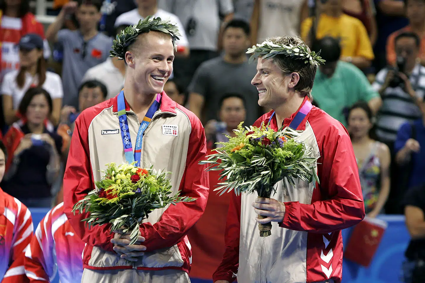 Bordtennisspillerne Michael Maze og Finn Tugwell på podiet lørdag den 21. august med Danmarks tredje OL-bronze i Athen, som de sikrede, ved i herredoublen at slå det russiske par 4-2 i sæt.