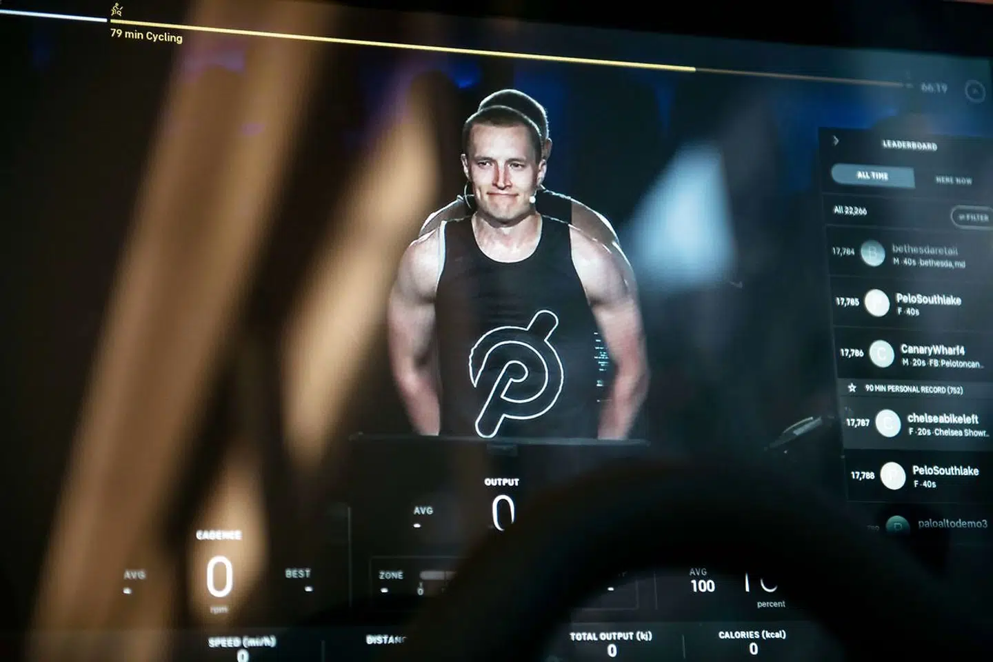 Peloton har slået sig op på at lave online træningslektioner, vist direkte på træningsudstyret, så man kan få en personlig træner derhjemme.
