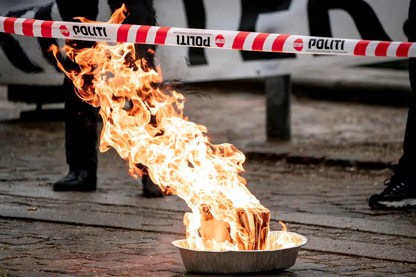 Flere er mødt op foran Eigtveds Pakhus i forbindelse med domsafsigelse. Eigtveds Pakhus hvor Rigsretten afsiger dom i sagen mod tidl. udlændinge- og integrationsminister Inger Støjberg, mandag den 13. december 2021.. (Foto: Mads Claus Rasmussen/Ritzau Scanpix)