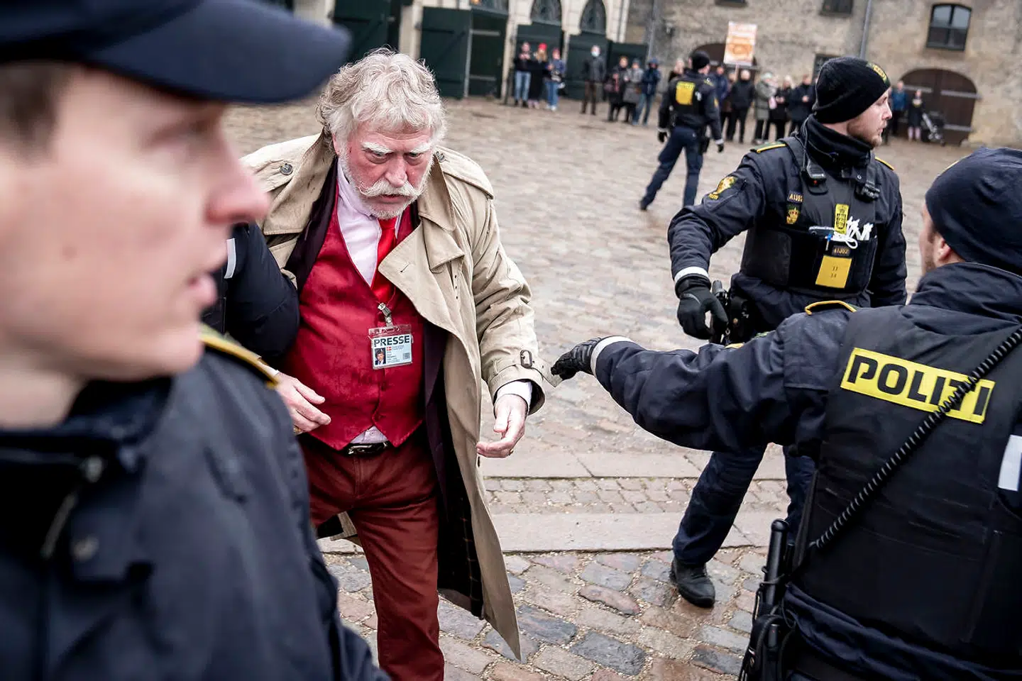 Flere er mødt op foran Eigtveds Pakhus i forbindelse med domsafsigelse. Eigtveds Pakhus hvor Rigsretten afsiger dom i sagen mod tidl. udlændinge- og integrationsminister Inger Støjberg, mandag den 13. december 2021.. (Foto: Mads Claus Rasmussen/Ritzau Scanpix)