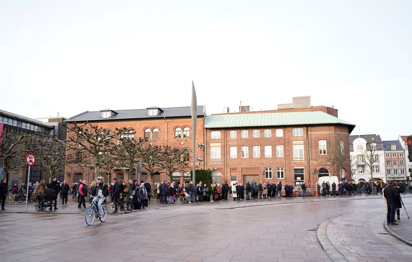 En masse mennesker er kommet tirsdag for at mindes Lars Høgh.