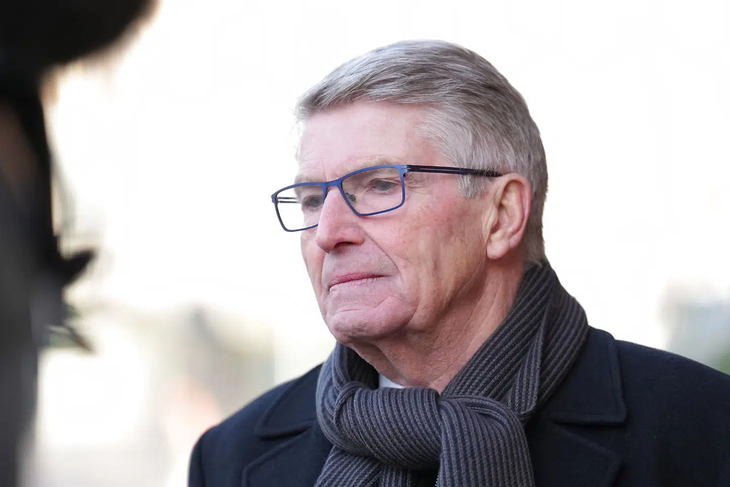 Tidligere landsholdsmassør, som også er fra >Fyn, ankommer til Lars høghs begravelse.