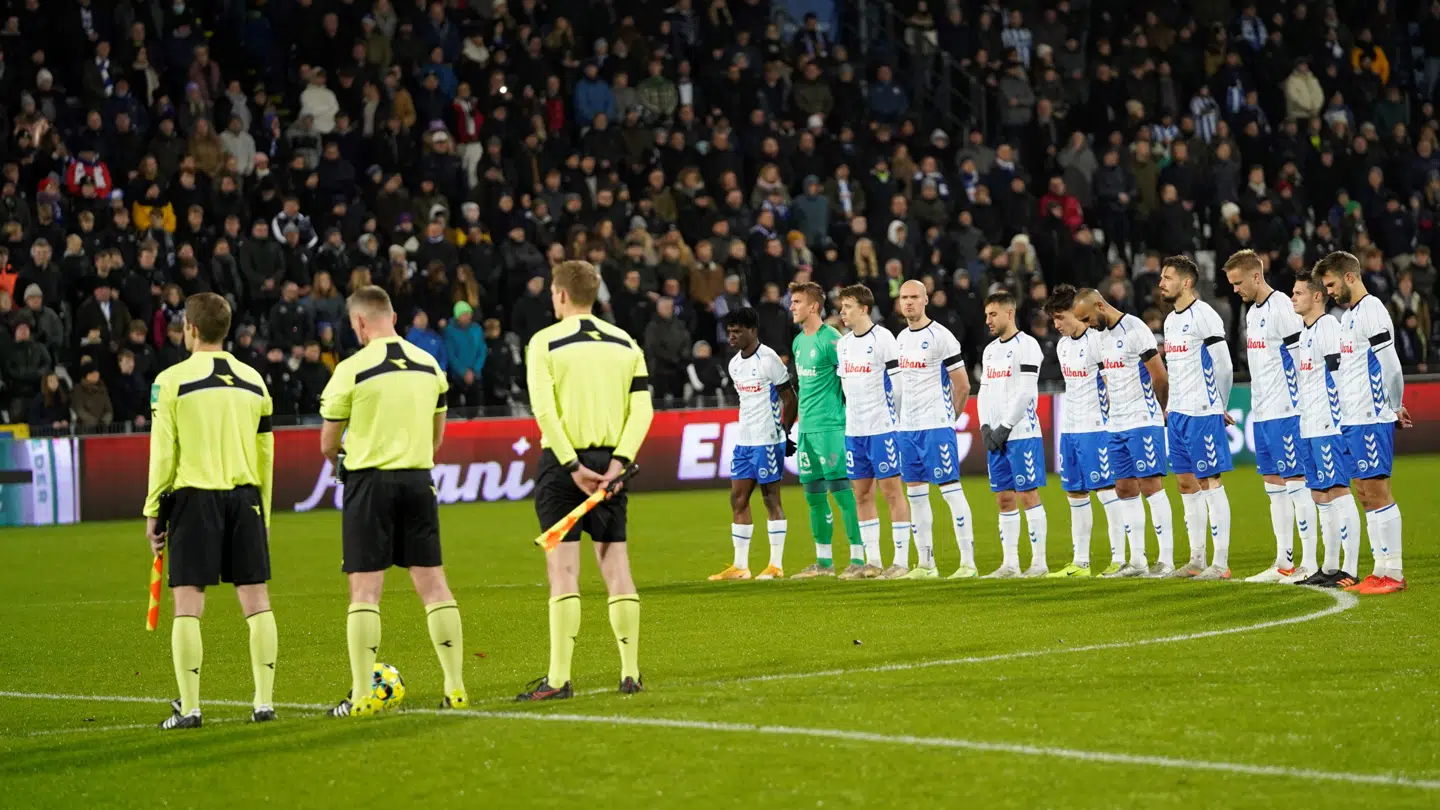 Lars Høgh blev hyldet før og under OBs pokalkamp mod Randers søndag.