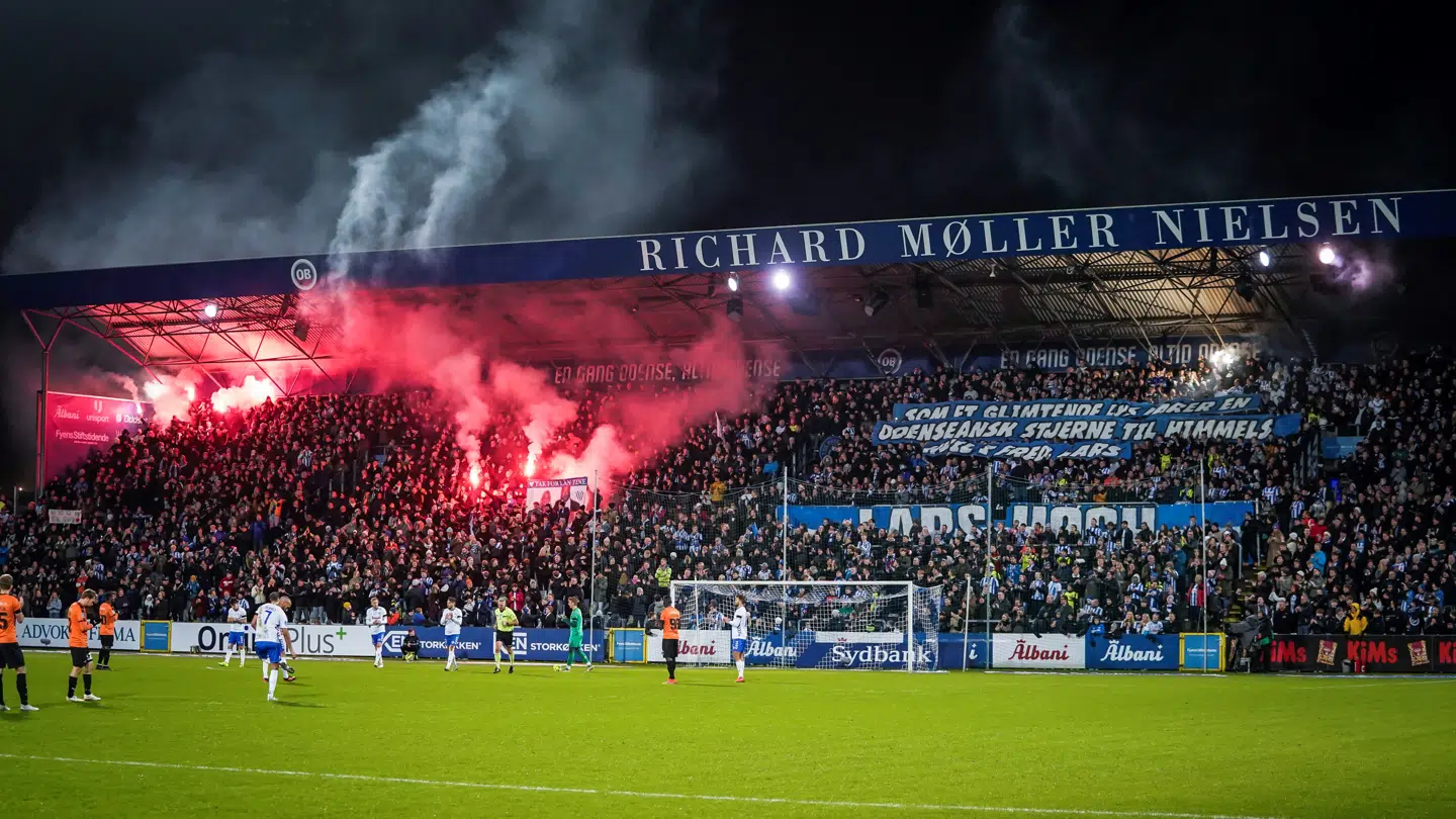 Lars Høgh blev hyldet før og under OBs pokalkamp mod Randers søndag.