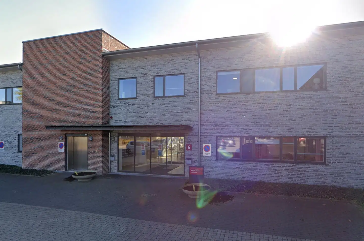 Slotsherrens Vænge, Rehabiliterings- og Akutpleje ligger i tilknytning til et plejecenter samt et botilbud. Det har har plads til 30 patienter - herunder 25 pladser til rehabilitering, en plads til aflastning og fire akutpladser. Der var ved tilsynet ansat fire sygeplejersker, 25 social- og sundhedsassistenter samt timelønnede social- og sundhedsassistenter. Foto: Google Street View