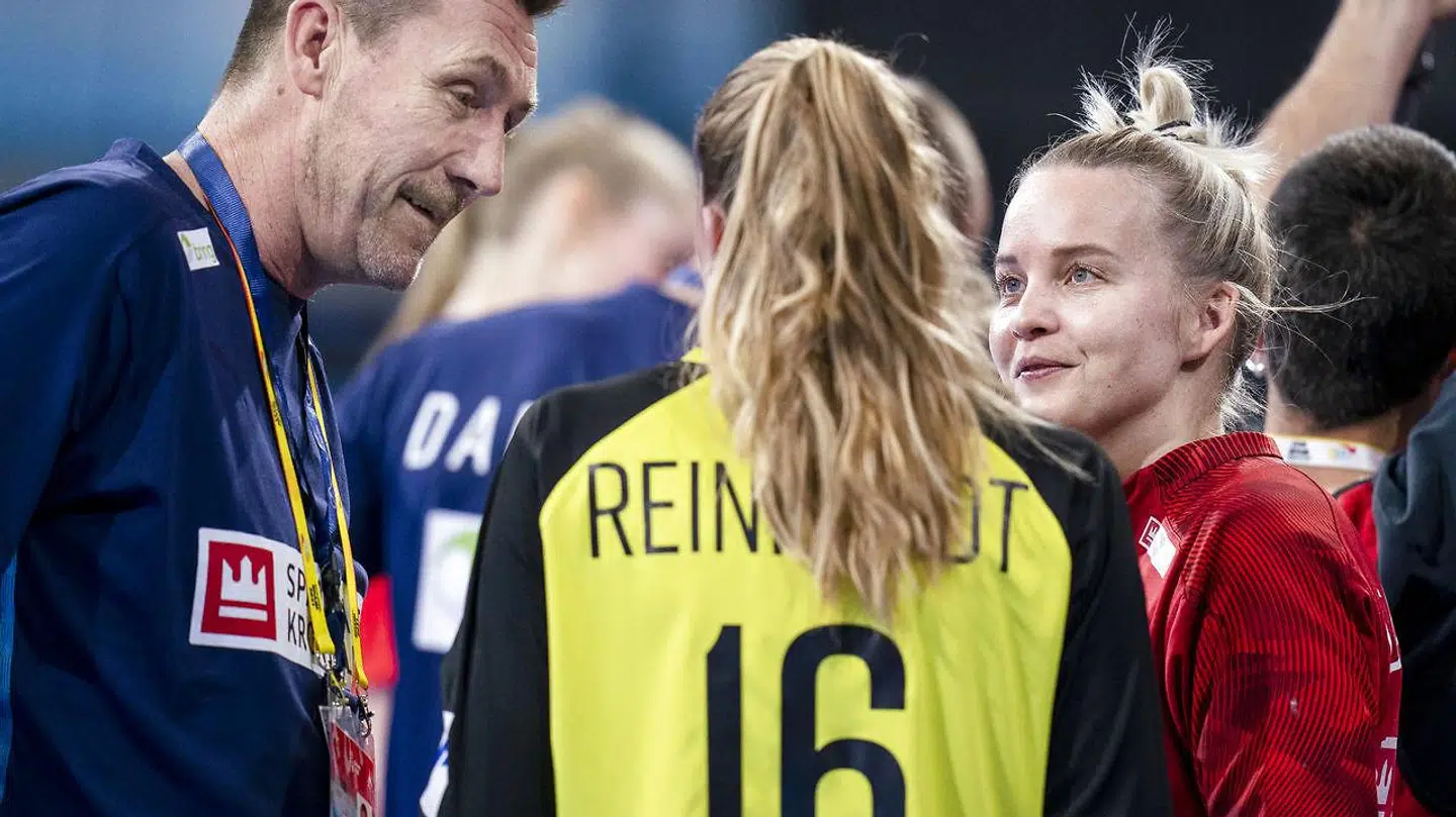 Sandra Toft, målmandstræner Michael Bruun og Althea Reinhardt under VM-kampen mellem Danmark og Ungarn i Granollers 8. december 2021. (Foto: Liselotte Sabroe/Ritzau Scanpix)