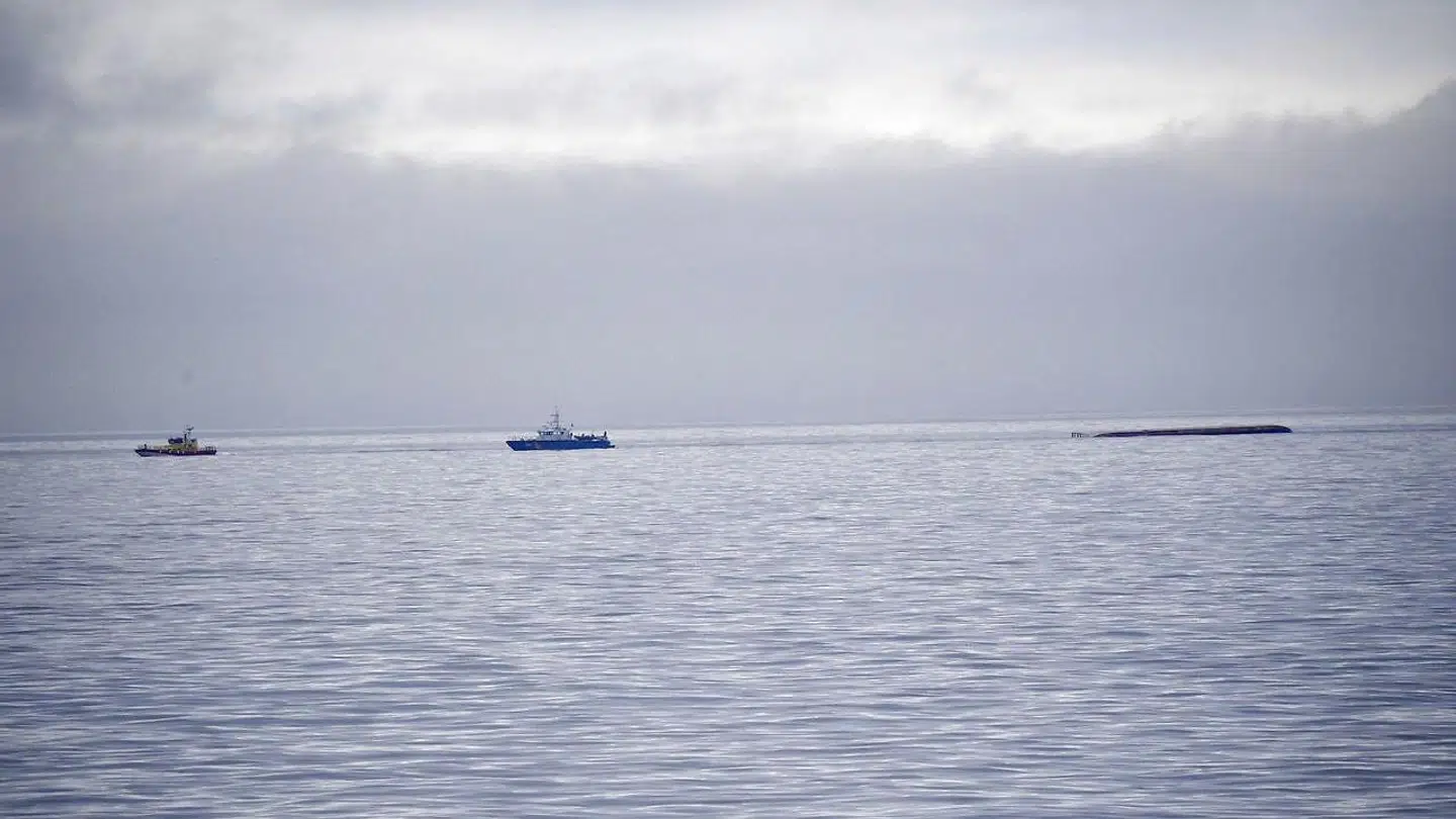 Karin Høj er i færd med at blive bugseret ind til land.