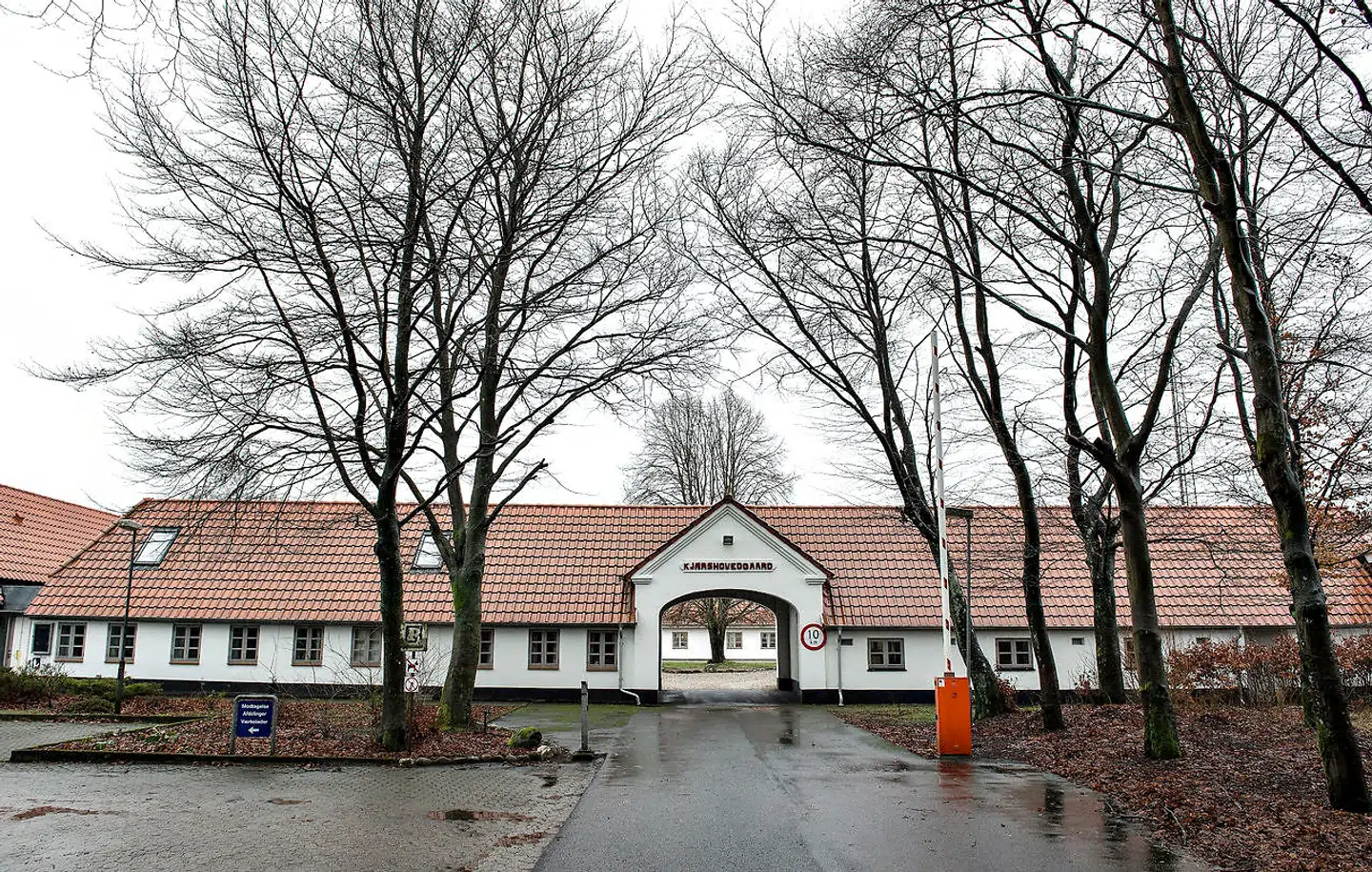 Den danske stat kunne ikke effektuere udvisningen af den tiltalte, da han i 2013 havde afsonet en fireårig dom, og han kom derfor i stedet på tålt ophold på på Udrejsecenter Kærshovedgård ved Ikast. I snart ti år har han derfor nu levet på tålt ophold i Danmark, og i 2018 kunne han endda med domstolenes velsignelse forlade Udrejsecenter Kærshovedgård. Det har dog ikke fået ham til at holde sig inden for lovens rammer.