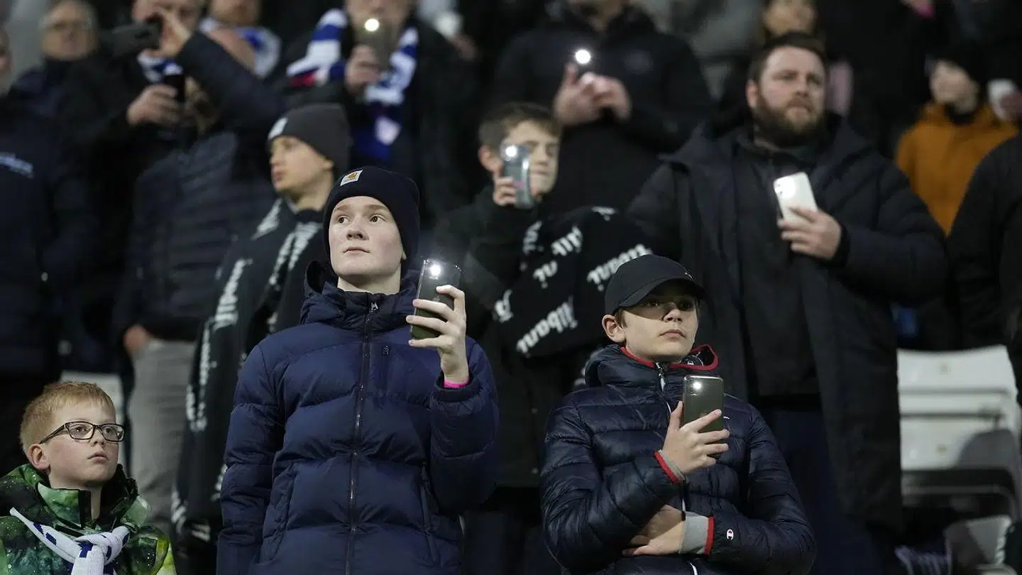 Over hele linjen var det berørt tilskuere, der mindedes Høghen ved søndagens kamp.