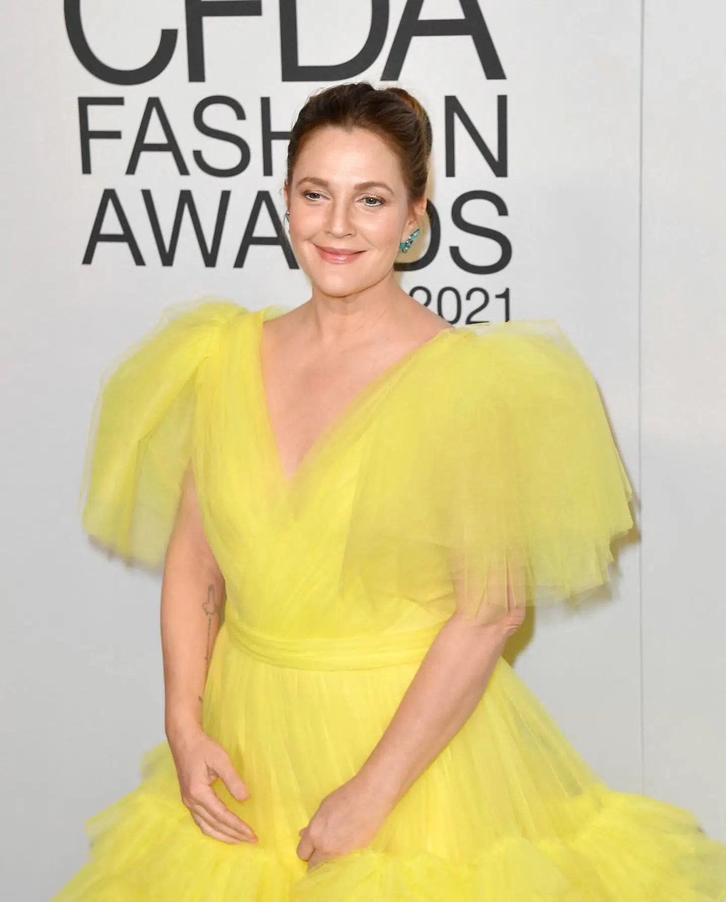 Drew Barrymore på den røde løber til modeshow i 2021. Foto ANGELA WEISS / AFP