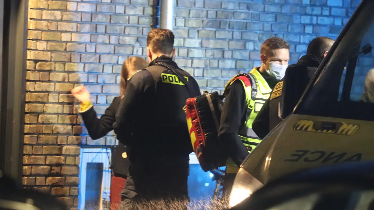 Københavns Politi er til stede ved et knivstikkeri på Enghavevej.